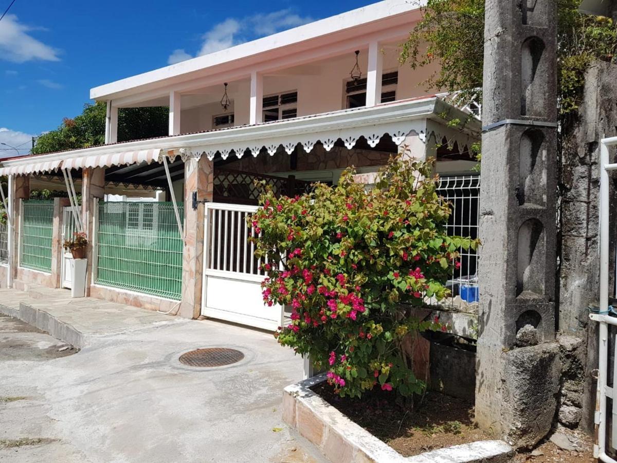 Appartement Spacieux Avec Vue Sur La Ville A Ducos + Jardin Exterior photo