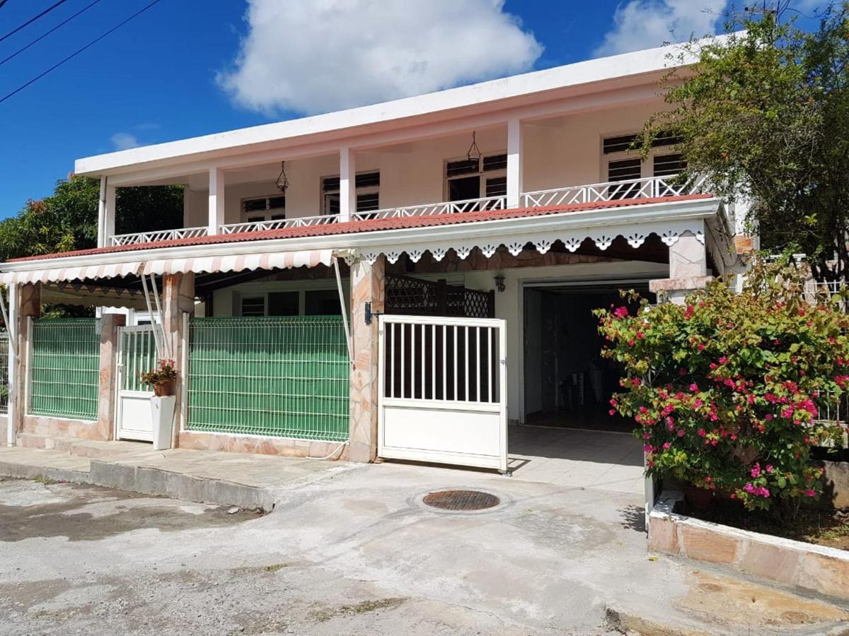 Appartement Spacieux Avec Vue Sur La Ville A Ducos + Jardin Exterior photo